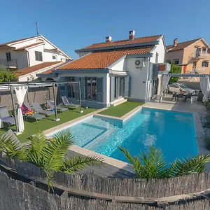 Kuntrada 45 - Heated & Kids Pool Fažana